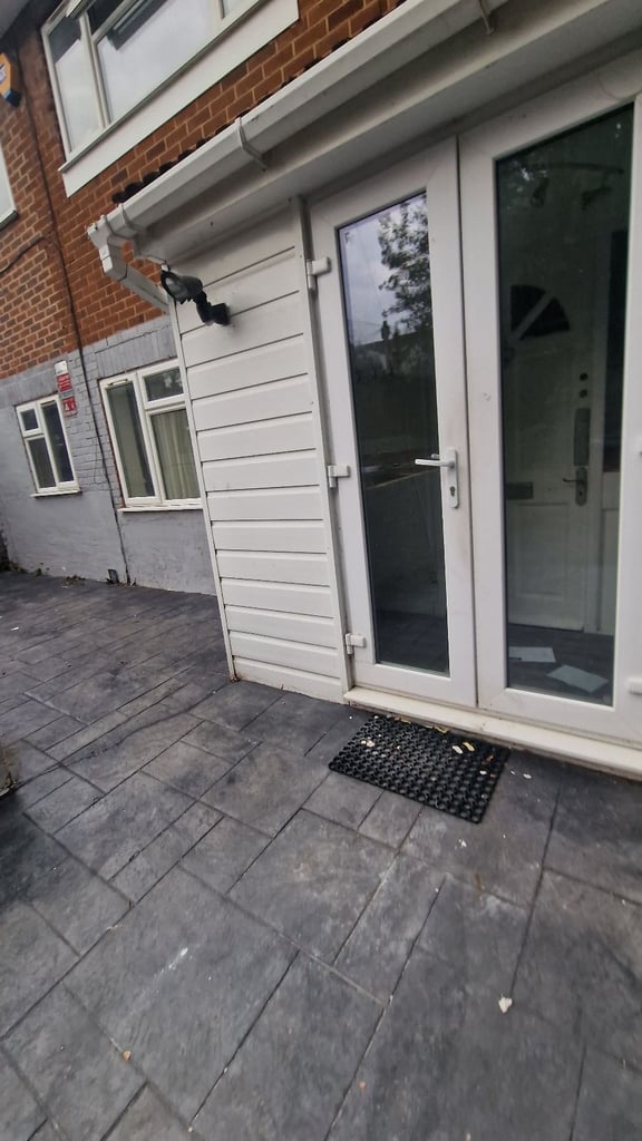 A Large 6 bedrooms, decent property for rent in Gillingham 