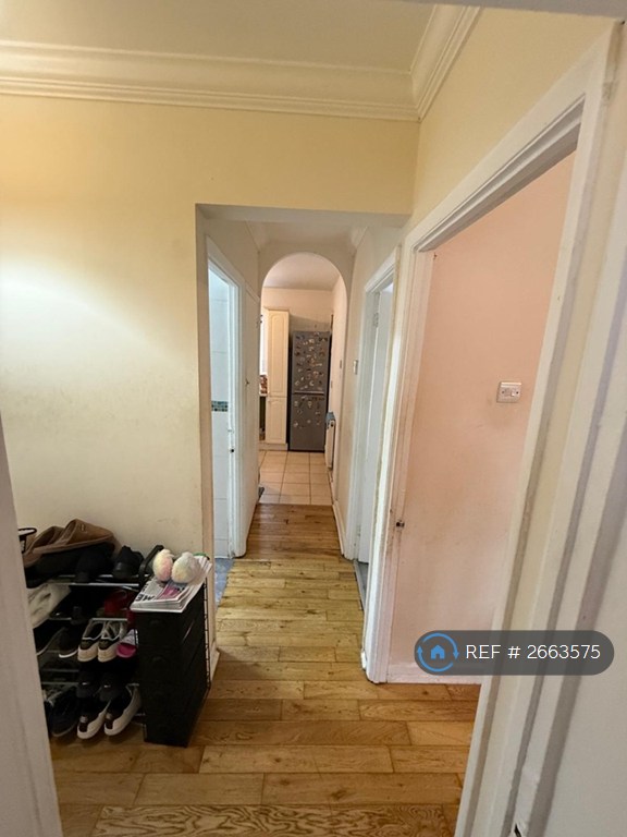 2 bedroom flat in Lansbury Drive, Hayes, UB4 (2 bed) (#2663575)