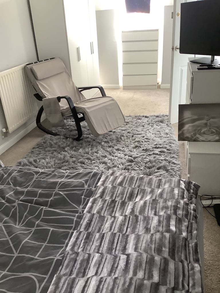 VERY LARGE DOUBLE ROOM WITH OWN BATHROOM 