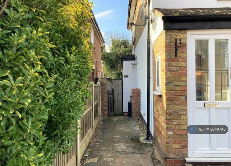 1 bedroom flat in Hainault Road, Romford, RM5 (1 bed) (#2648745)