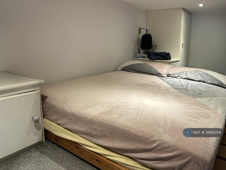 1 bedroom flat in Sinclair Gardens, London, W14 (1 bed) (#2668358)