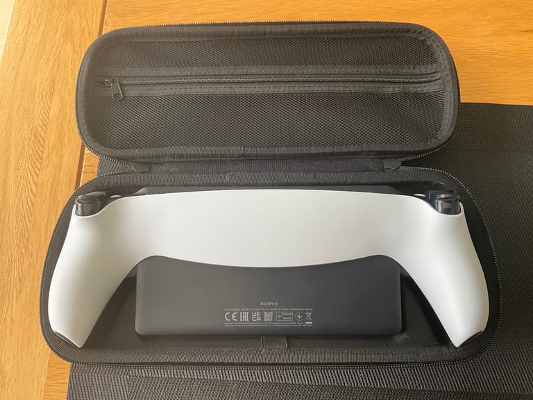 PLAYSTATION PORTAL - Case/ Screen and Joystick Protectors incl.