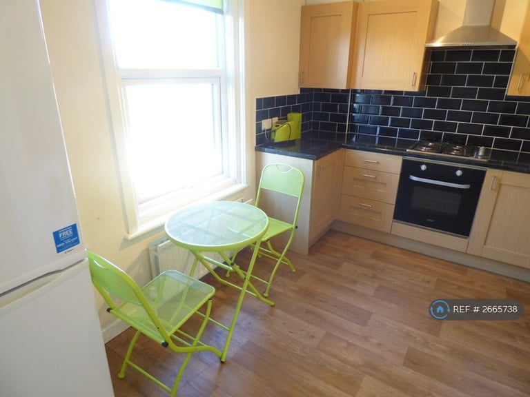 4 bedroom flat in Alma Road, Bournemouth, BH9 (4 bed) (#2665738)