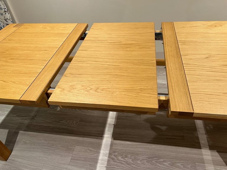 M&S SONOMA EXTENDING DINING TABLE - AS NEW - OAK 6-8 SEATER