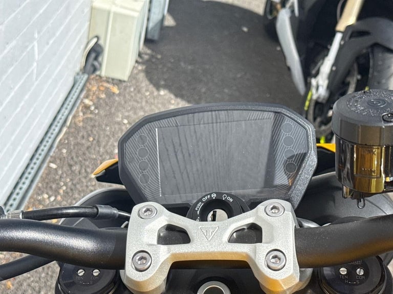 2025 Triumph Street Triple 765 RS PREMIUM COLOUR Petrol yellow 6 Speed