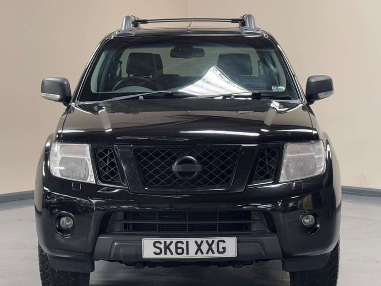 2011 Nissan Navara Double Cab Pick Up Tekna 2.5dCi 190 4WD PICK UP DIESEL Manual