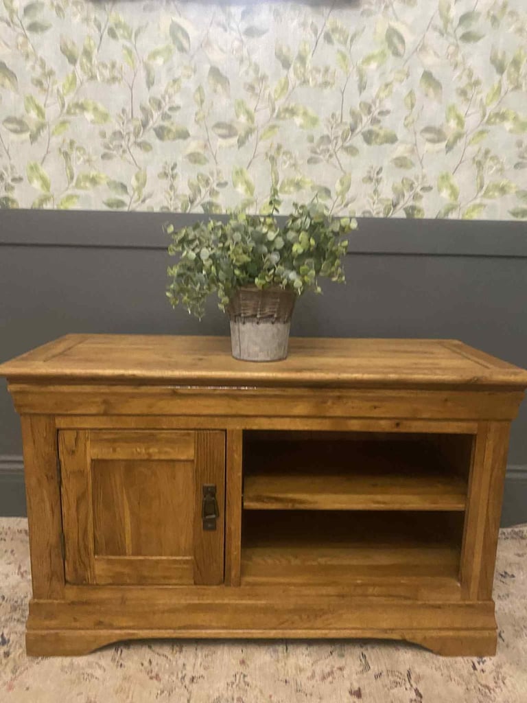 💙📺 Oak Furnitureland solid oak tv unit cabinet from the French Farmhouse rustic range 