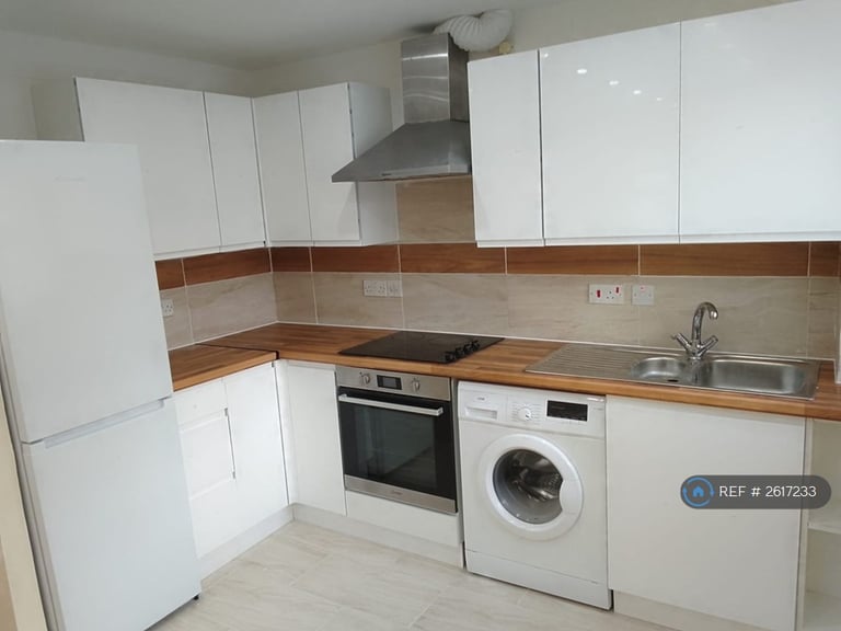 3 bedroom flat in Stephens Lodge, London, N12 (3 bed) (#2617233)