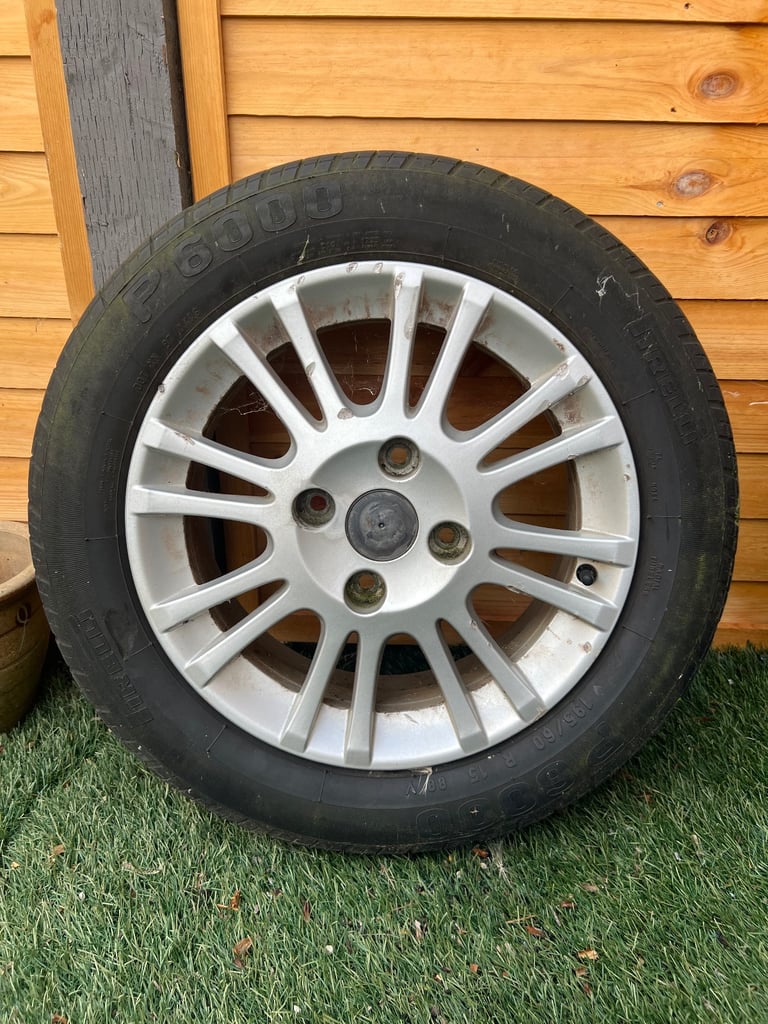 VOLVO V40 15 INCH ALLOY WHEEL  WITH FREE TYRE 195/65 15 