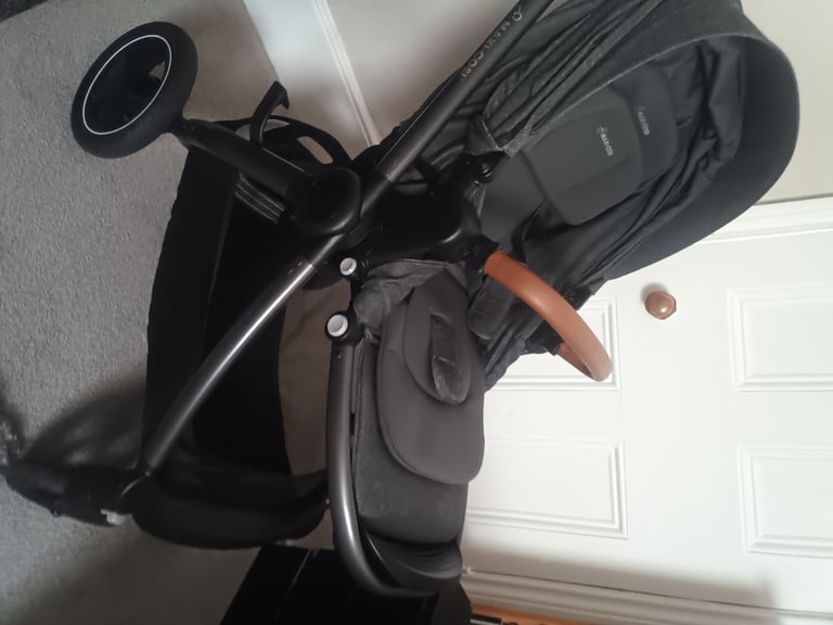 Maxi Cosi Adorra 3 in 1 travel system.