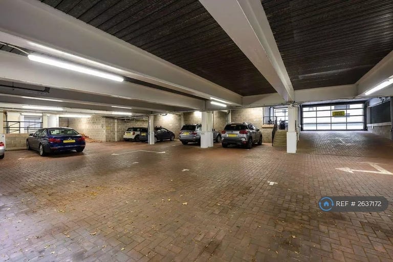2 bedroom flat in Holyrood, Edinburgh, EH8 (2 bed) (#2637172)