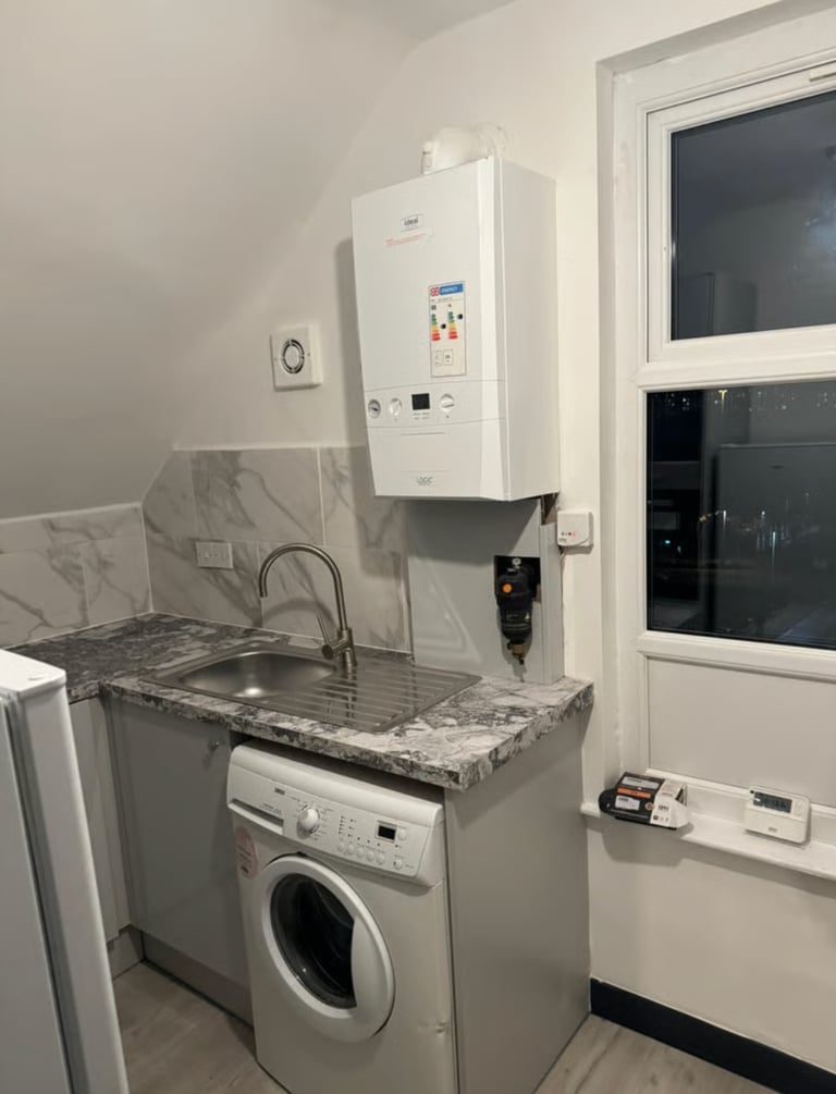 Modern 1-Bedroom Flat | Furnished | Fitted Kitchen | Parking | Burley Street, Leeds - LS3
