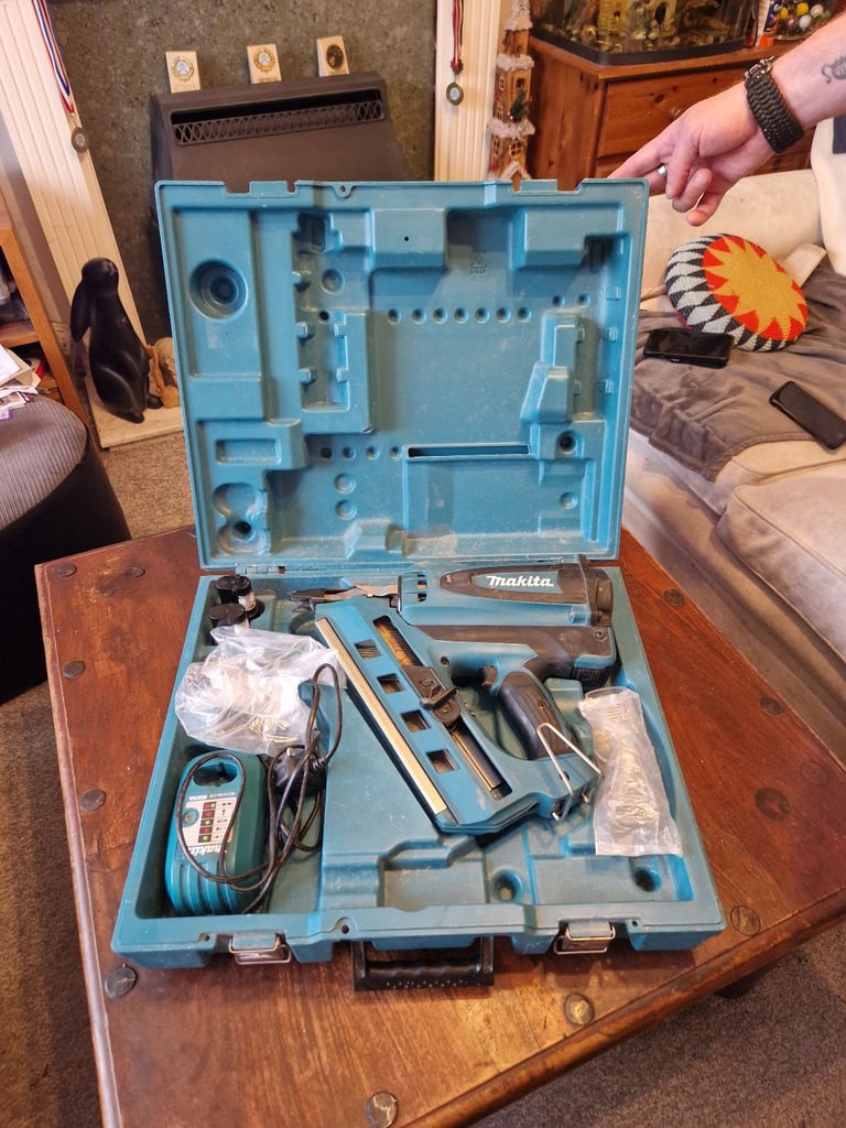 image for Makita GN900 1st Fix Nail Gun Body With Original Box, 2x Batteries, Charger