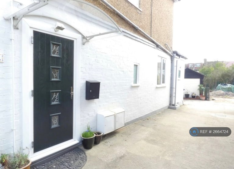 1 bedroom flat in Reeves Avenue, London, NW9 (1 bed) (#2664724)