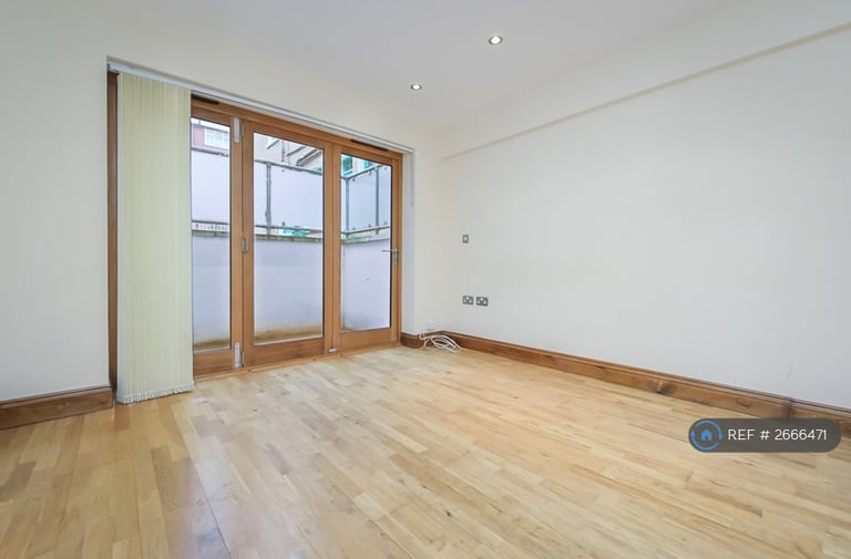 2 bedroom flat in Jowett Street, London, SE15 (2 bed) (#2666471)