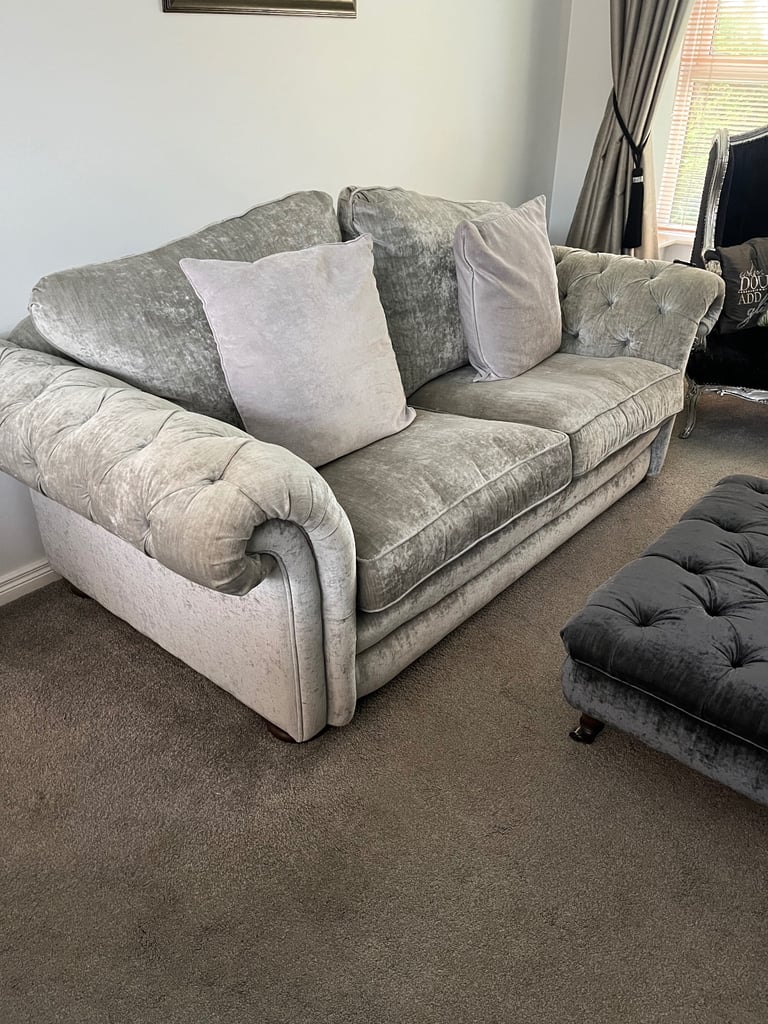 Suite of furniture with pouffe 