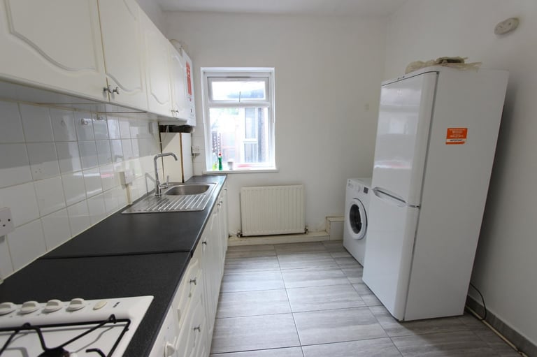 E6 Spacious GROUND FLOOR 1 bed flat with PRIVATE GARDEN. AVAILABLE NOW. Ideal for EAST HAM