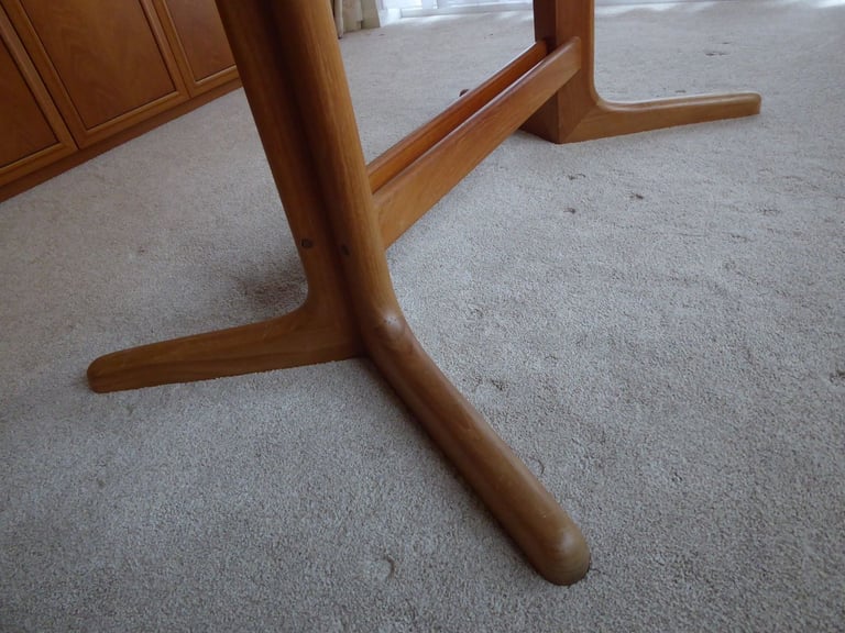 Benny Linden Dining Room Extendable Table / Six Matching Chairs