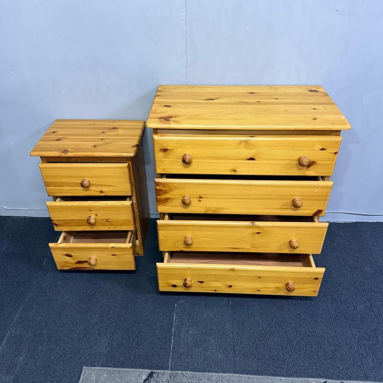 FREE DELIVERY REGAL chest of 4 drawers and bedside set, oak, in good condition. 