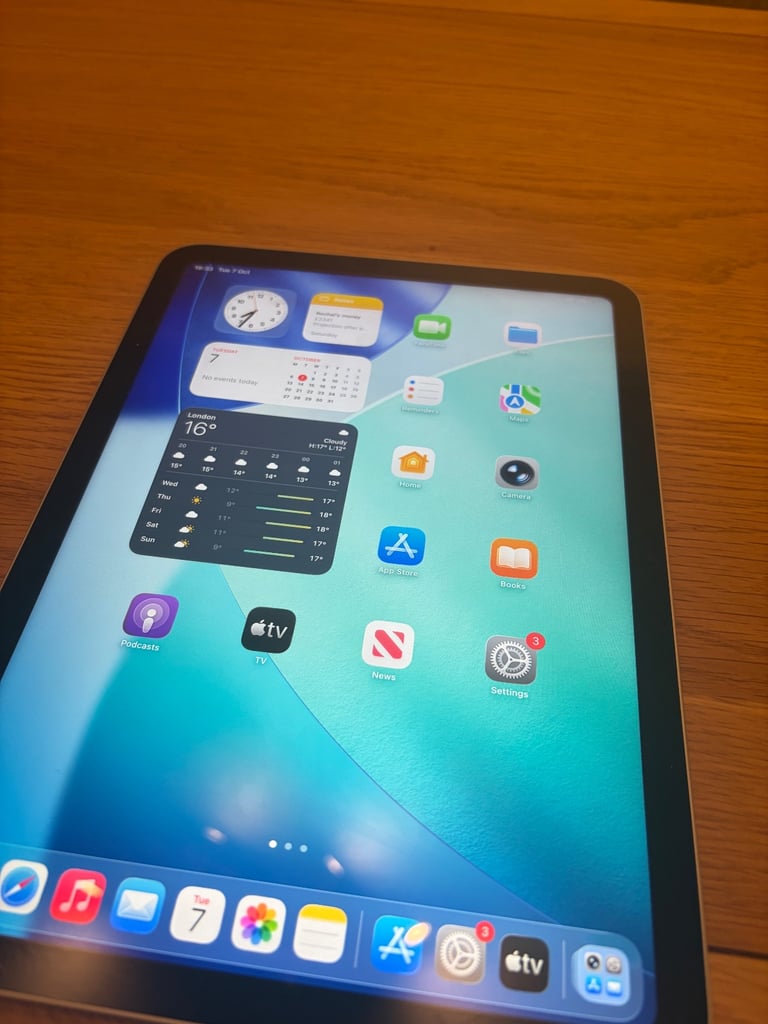 image for 10th gen iPad 64gb silver boxed 