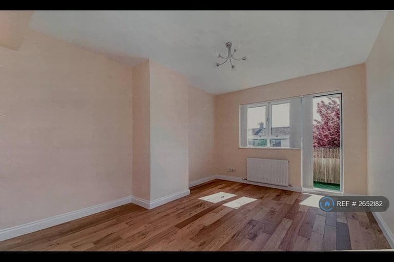 1 bedroom flat in Alfred Butt House, Tooting Bec, SW17 (1 bed) (#2652182)