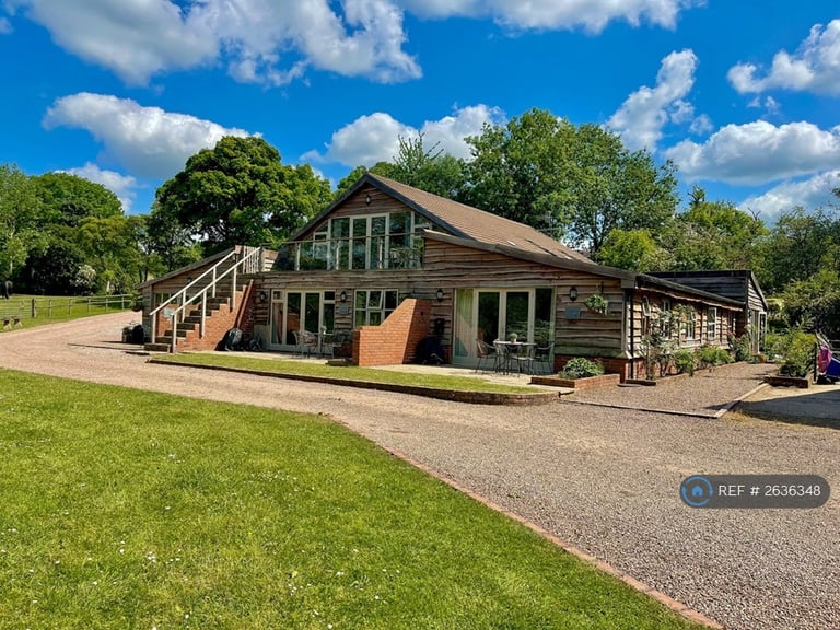 2 bedroom flat in Elmbridge Farm, Cutnall Green, Droitwich, WR9 (2 bed) (#2636348)