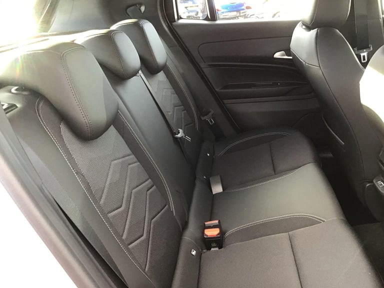 2025 Jeep Avenger Altitude 1.2 100hp Mt HATCHBACK Petrol Manual