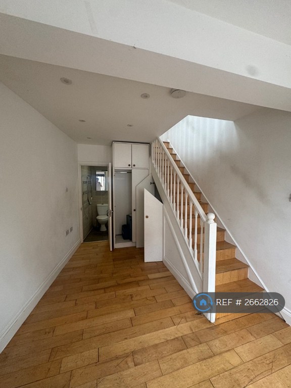 image for Studio flat in Brunswick Avenue, London, N11 (#2662826)