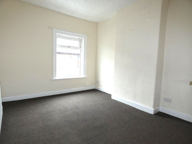 2 bedroom house in Blunt Street, Newcastle-under-Lyme, Staffordshire, ST5 9NA