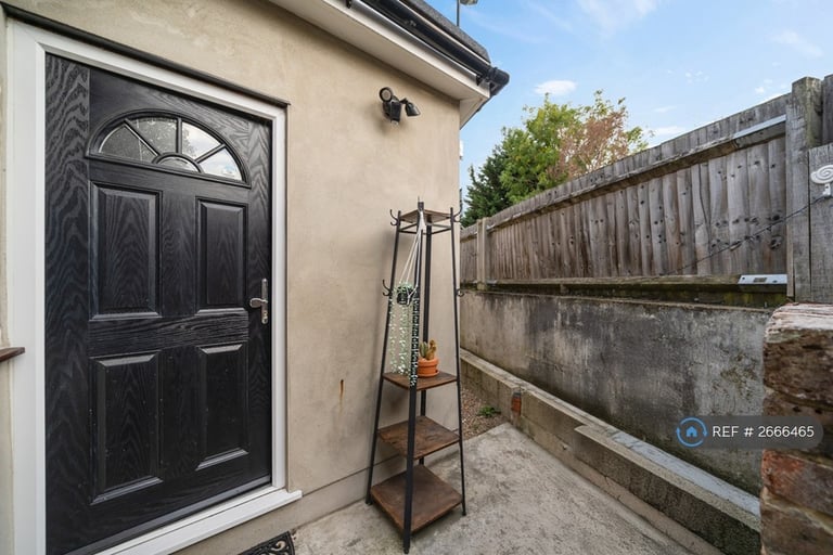 1 bedroom flat in Beckenham Hill Road, London, SE6 (1 bed) (#2666465)