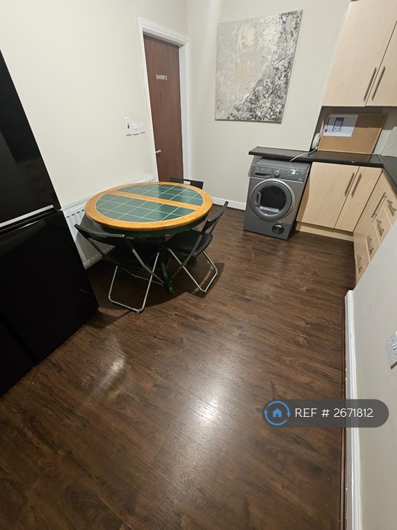 8 bedroom house in Wilbraham Road, Manchester, M14 (8 bed) (#2671812)