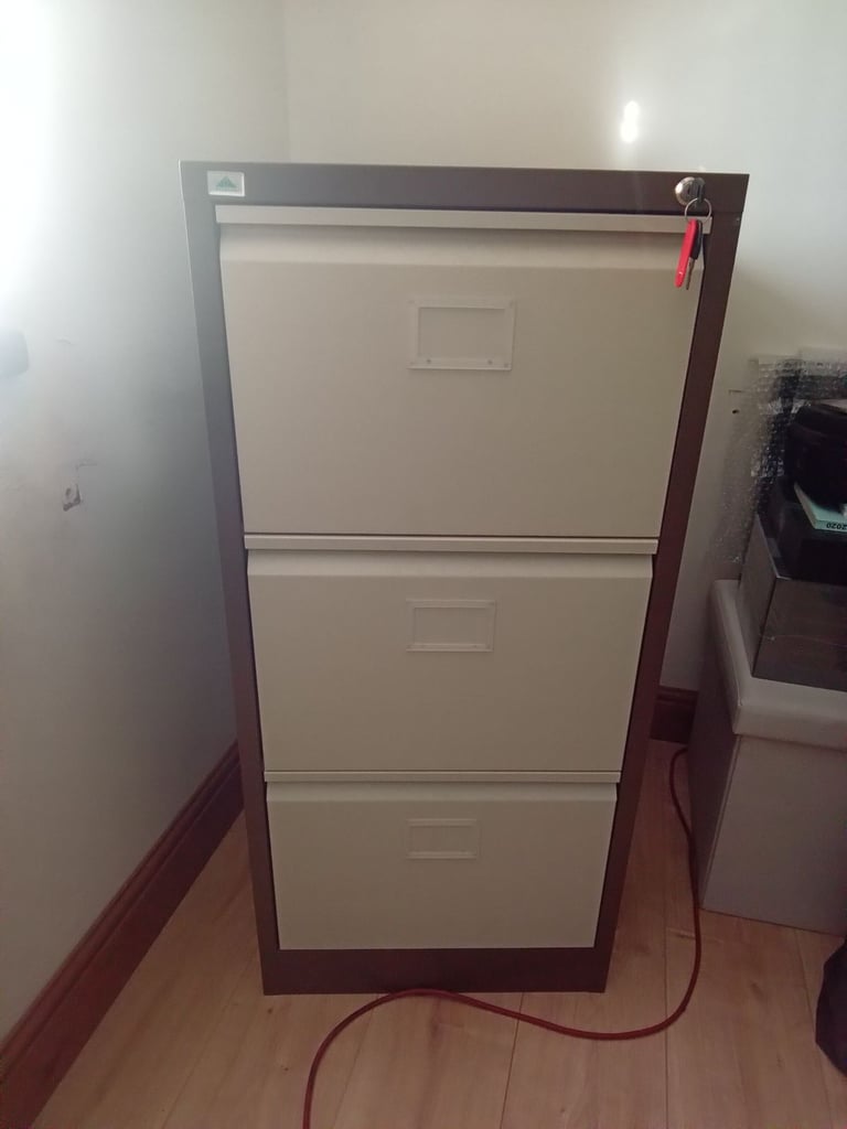 Bisley 3 drawer filing cabinet, 2 keys, like new.