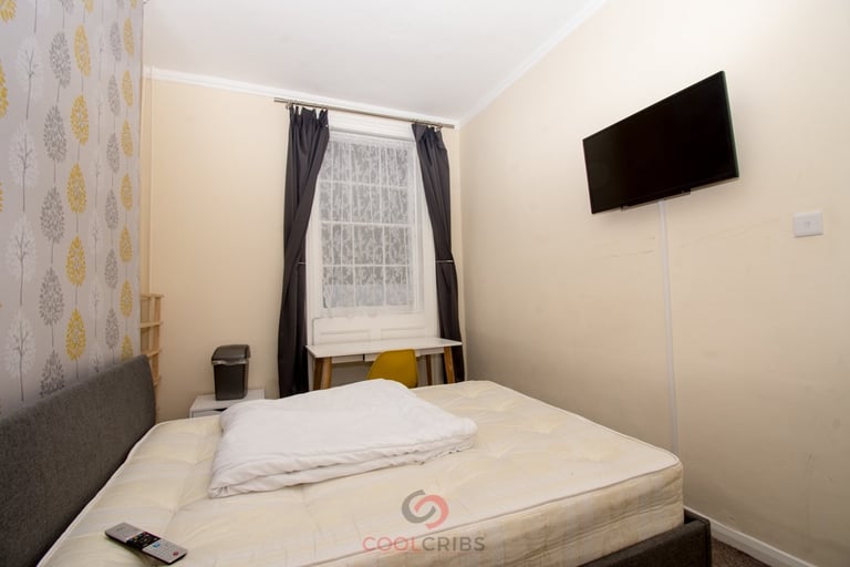 Large Bedroom situated in a well Victorian style building, Sale Place, Paddington, W2.-Ref: 1644