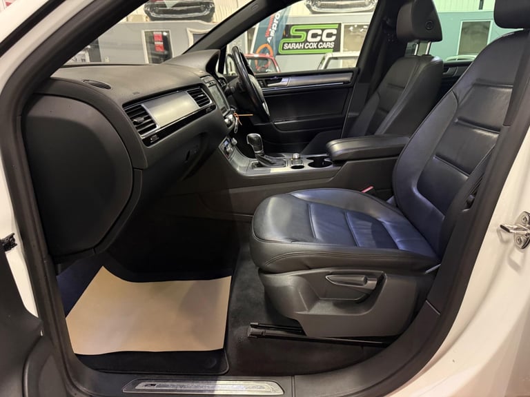 2014 Volkswagen Touareg 3.0 TDI V6 BlueMotion Tech R-Line Tiptronic 4WD Euro 6 (s/s) 5dr ESTATE D...