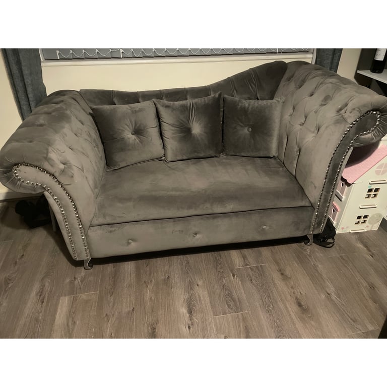 grey chesterfield chaise lounge style settee in Edge Hill, Merseyside