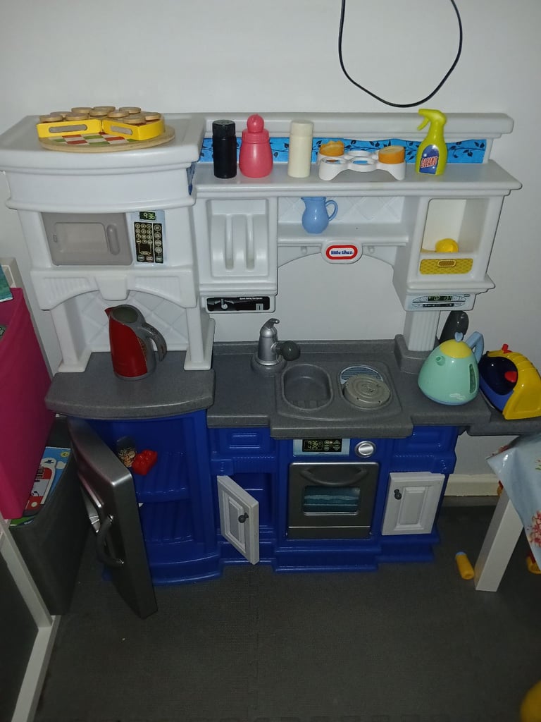 Play kitchen 