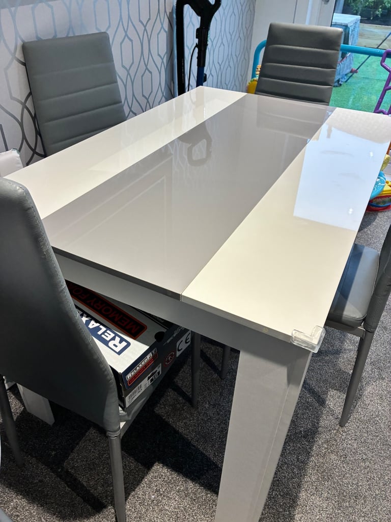 Dining Table & 4 Chairs 