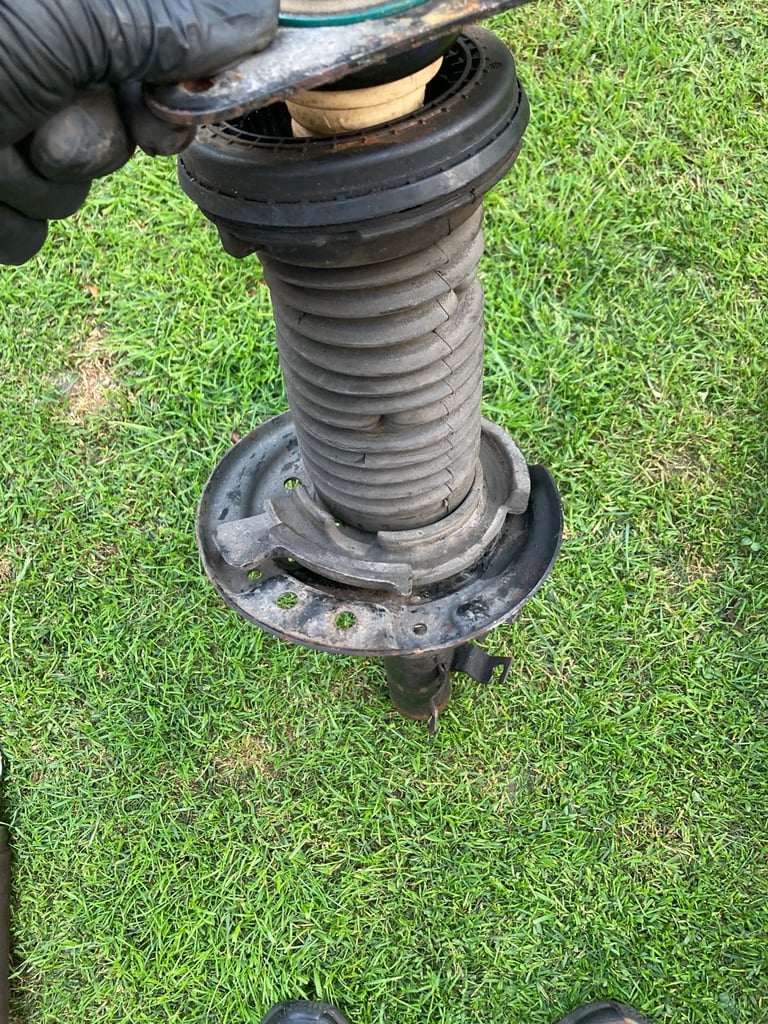 Nissan qashqai front driver side shocker