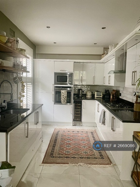 3 bedroom flat in London, London, SW16 (3 bed) (#2669086)