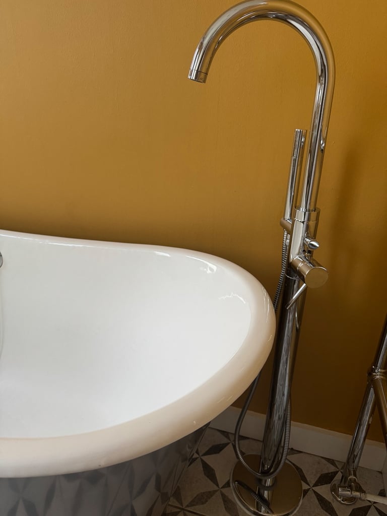 Floor freestanding chrome bath tap with shower attachment