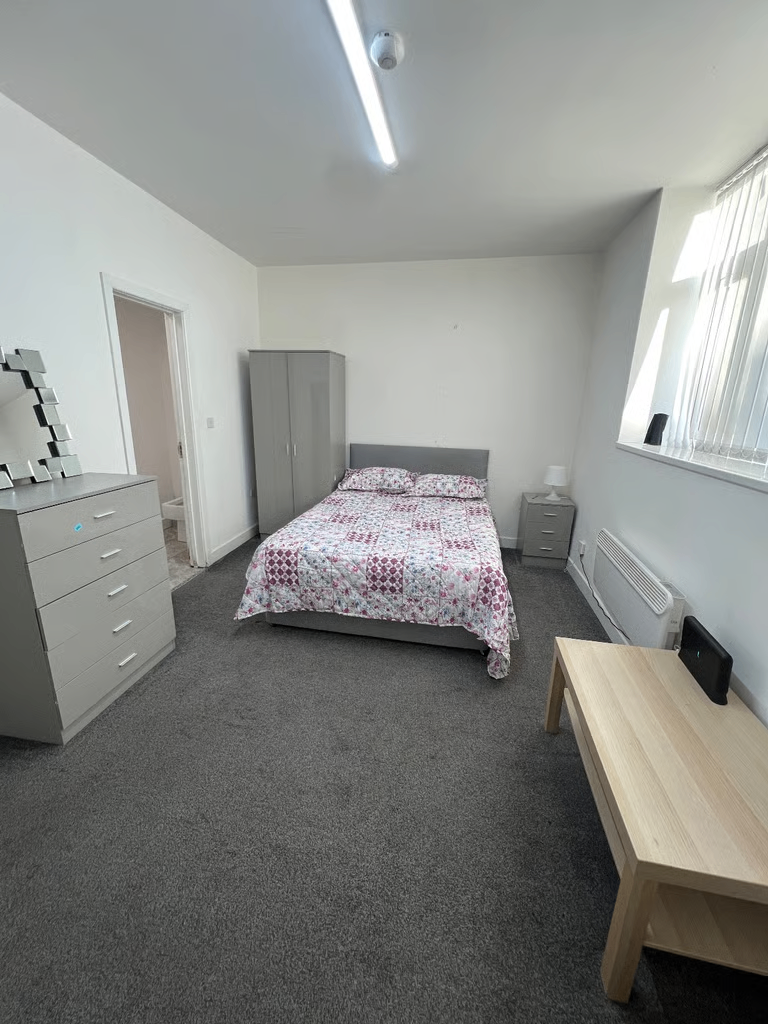 Spacious & Cosy En-suit Room for Rent AT L13 8AT