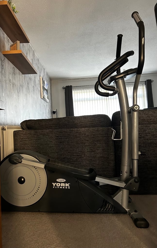 Free cross trainer / elliptical trainer