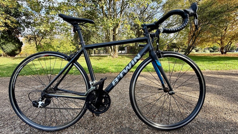 Unisex road bike, B’Twin Triban 500SE road bike in great condition 