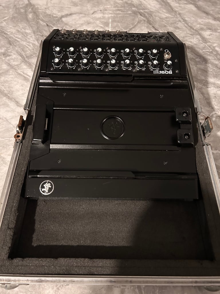 MACKIE DL1604 MIXER