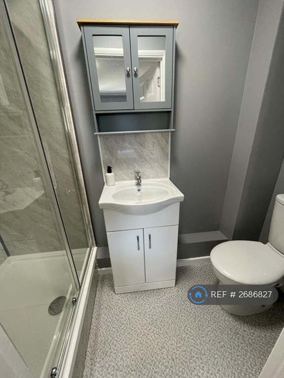 6 bedroom house in Barchester Close, Uxbridge, UB8 (6 bed) (#2686827)