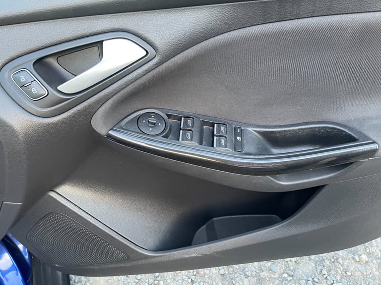 2015 Ford Focus TITANIUM 5-Door Petrol