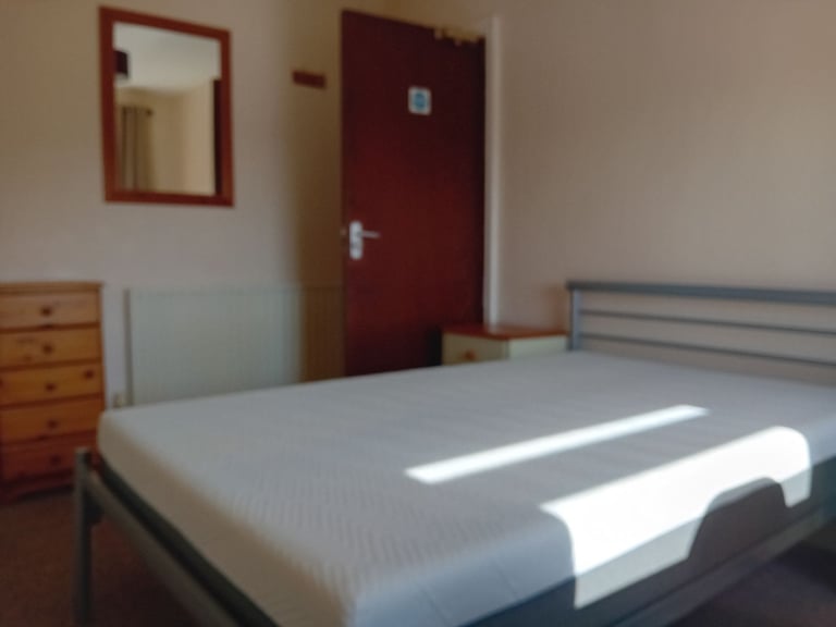 4 DOUBLE ROOMS IN WESTBURY STREET HOUSE TO RENT- STRICTLY STUDENTS ONLY.