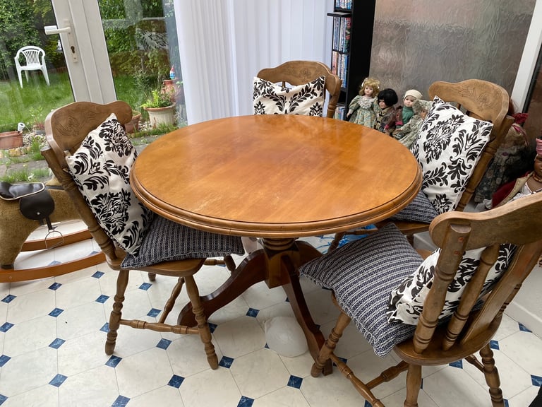 Large round table and chairs x 4