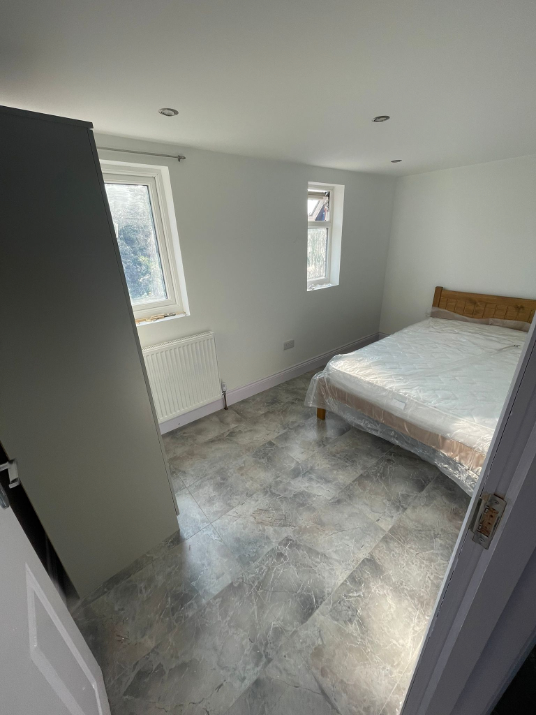 Double room available to rent