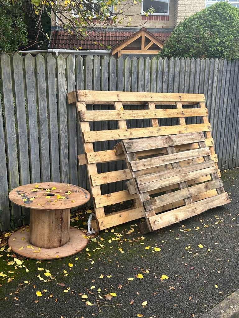Free large and small wooden pallet and wire mount